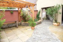 Wege, Trockenmauern und Blumenbeete wurden neu angelegt